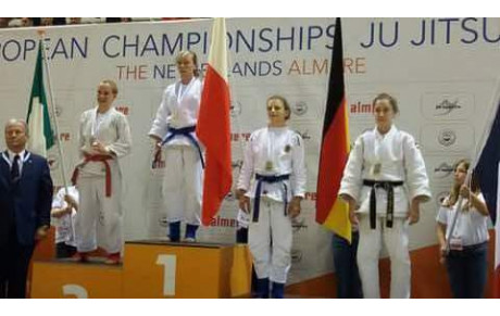 Alexandra monte sur la 3ème marche de l'Europe